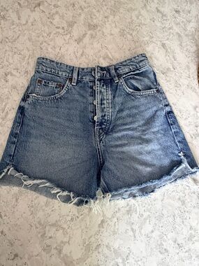 Zara Light Blue High-Rise Frayed Hem Denim Shorts. Size 2.